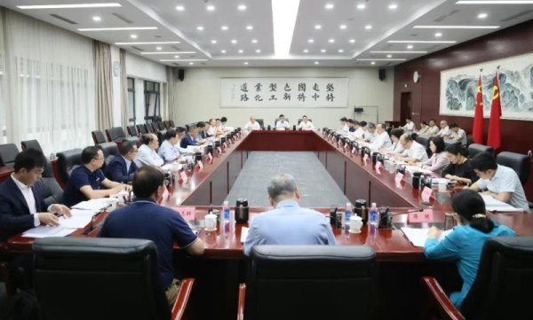 熊猫配资 工信部组织14家光伏巨头座谈, 称将综合治理光伏行业低价无序竞争
